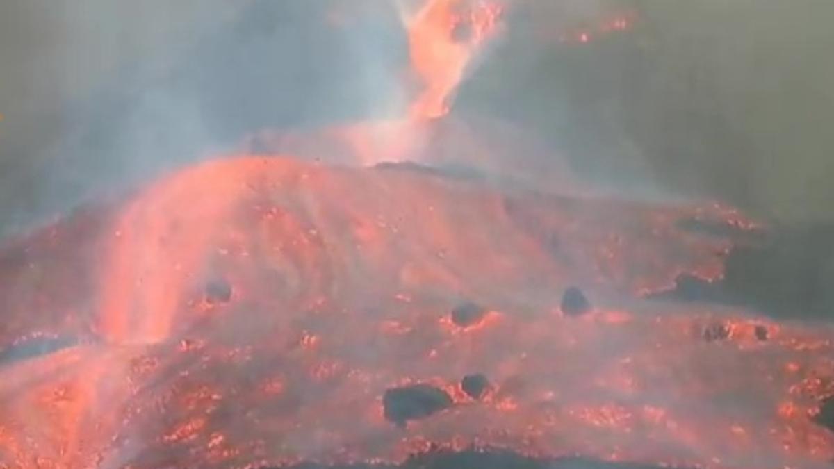 Desborde de la colada de lava en el cono principal del volcán de La Palma