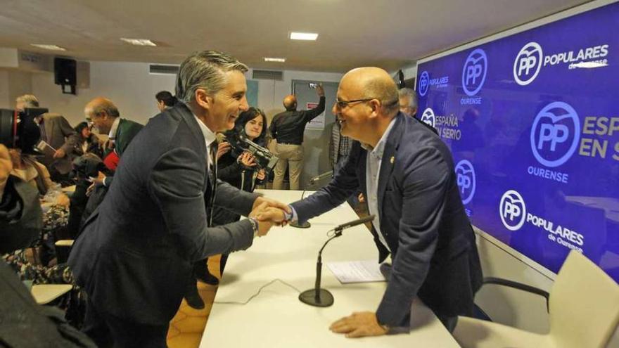 Baltar recibe el saludo del diputado Miguel Ángel Viso, que encabezó la lista el 20-D. // Jesús Regal