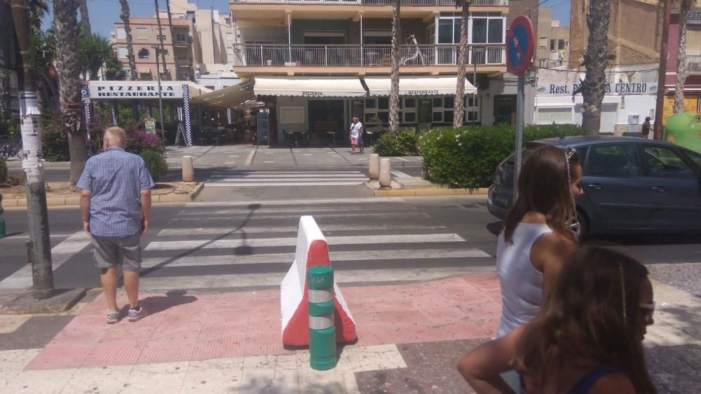 Actuales bloques de hormigón que serán sustituidos por 22 maceteros "barrera" en los paseos de Torrevieja