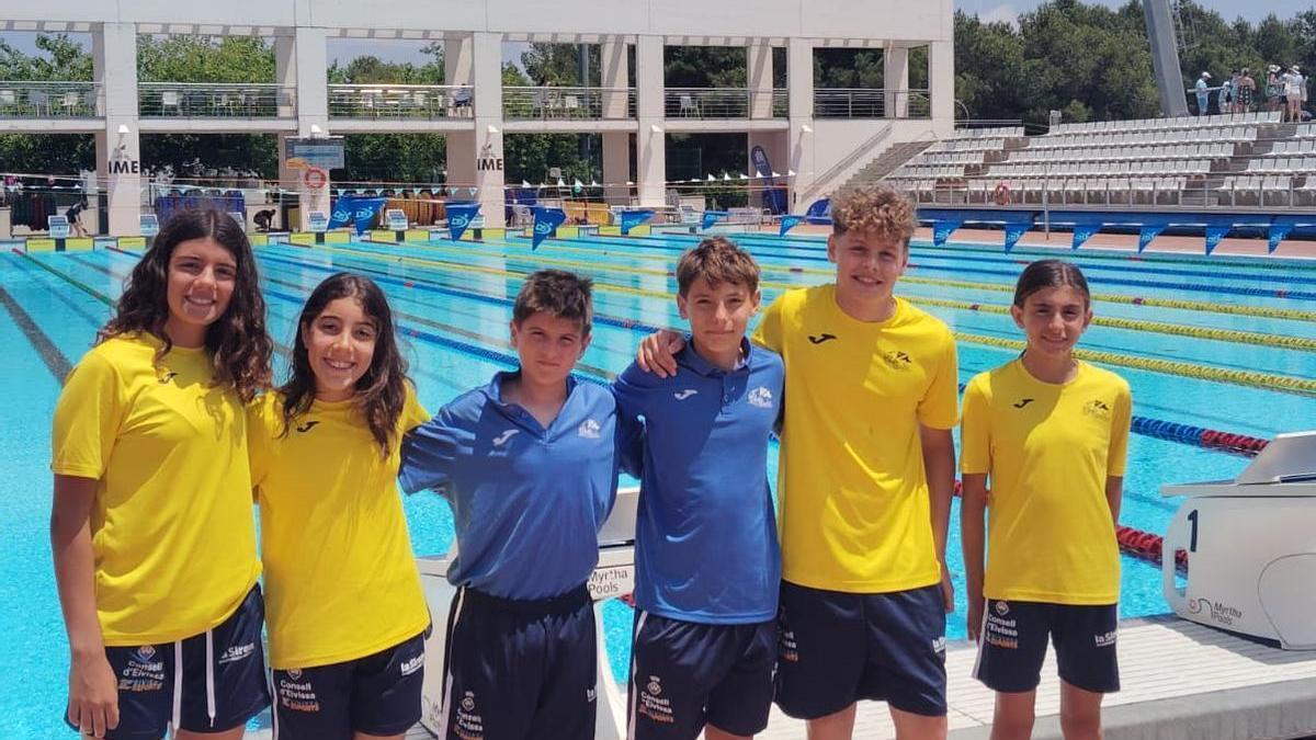 Imagen de los nadadores del Club Náutico Santa Eulalia en los Jocs Escolars