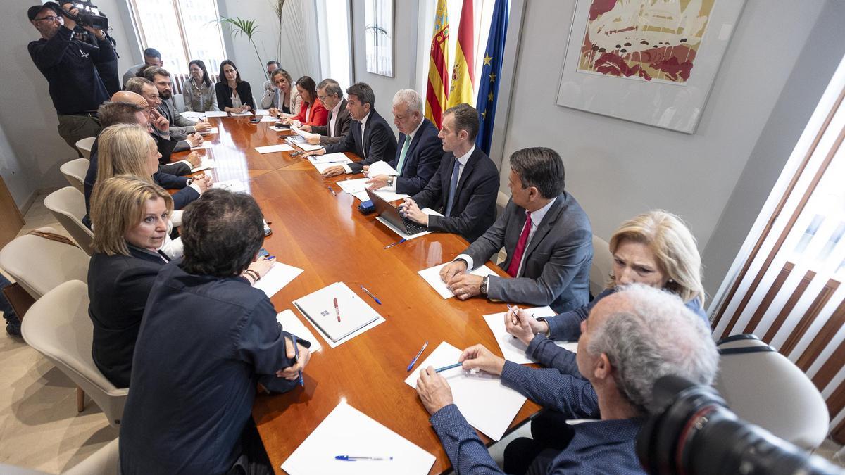 Representantes autonómicos de Educación en Alicante, junto al jefe del Consell, en imagen de archivo