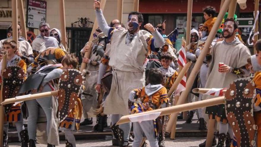 Los festeros de la Filà Asturianos representando la singular batalla con lanzas y caballos de cartón.