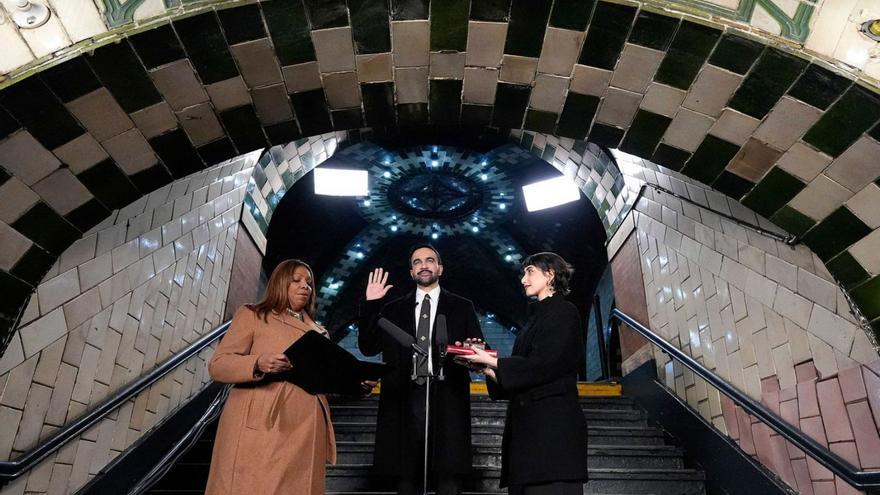 La fiscal general de Nova York, Letitia James (esquerra), pren jurament a Zohran Mamdani com a nou alcalde de Nova York, junt amb la seva dona, Rama Duwaji, ahir a l’antiga estació de metro. | YUKI IWAMURA / AP
