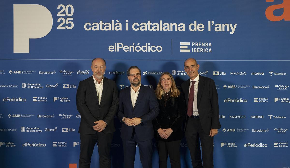 Barcelona. 24.11.2025. Sociedad. Gala del Català de l’any 2025.  De izda. a dcha.,  Xavier Ribó, Quique González, Marian Marco y Jordi Sacristán, directivos de Roman.  Fotografía de Jordi Cotrina