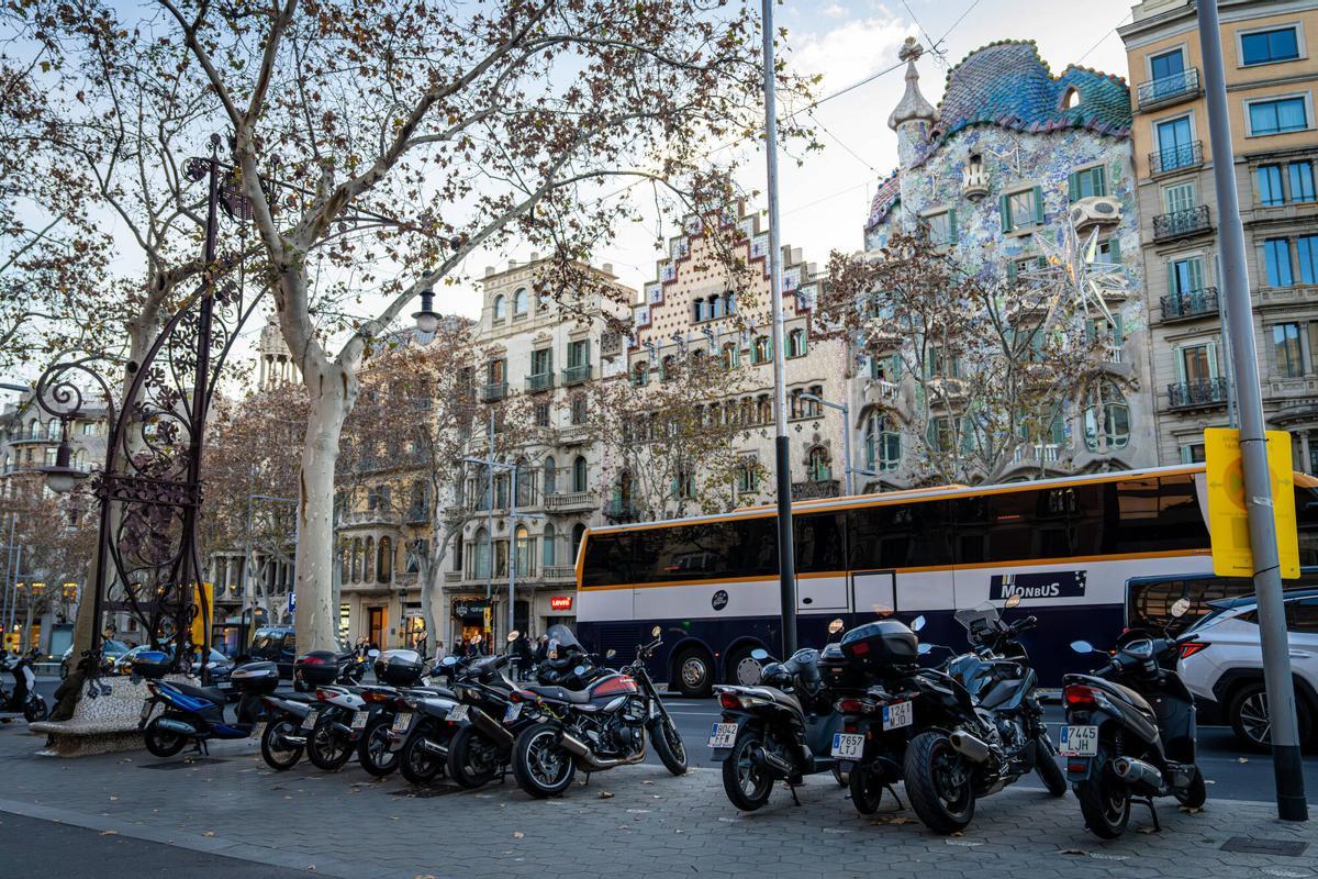 Barcelona 16/01/25 Barcelona. Barcelona aspira a retirar 40.000 motos de las aceras antes de 2030. Fotos ambiente de transporte: metro, buses y motos estacionadas y en marcha. AUTOR: MANU MITRU