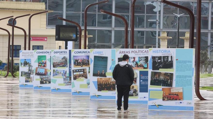 Una exposición en la dársena de la Marina celebra los 34 años del Eixo Atlántico