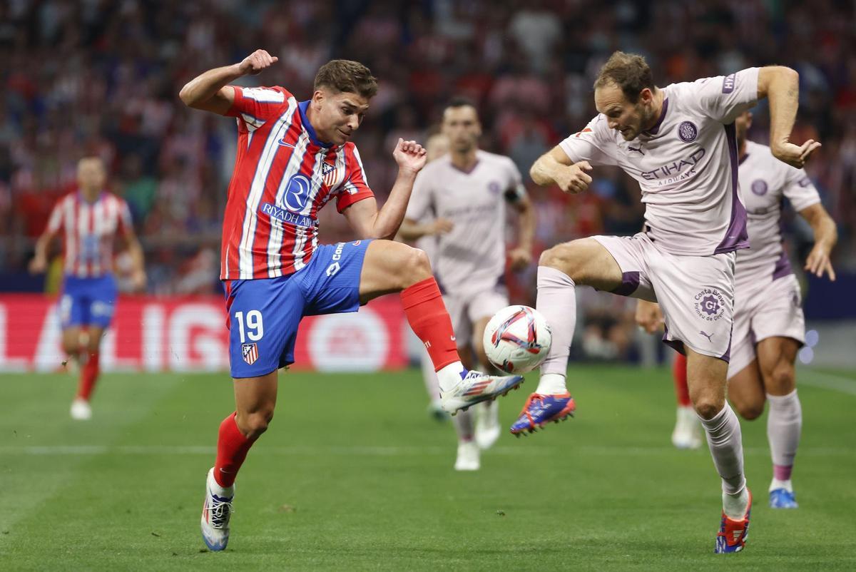 Julián Álvarez (i) y Daley Blind (d) durante el partido entre el Atlético y el Girona.