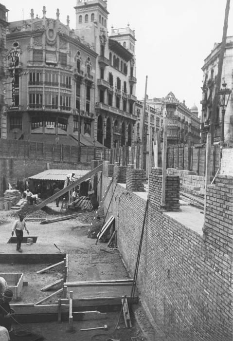 Los operarios del acero   Las 45 fotografías  realizadas entre 1935 y 1936, permiten conocer los métodos de construcción de la época, los materiales utilizados (cemento y acero, principalmente), los medios de transporte (carretas tiradas por burros) o las condiciones laborales de los trabajadores, que no disponían de grandes medidas de seguridad (sin casco, por ejemplo) y vestían con ropa de calle. Las fotografías de esta página muestran los trabajos en el sótano del edificio.