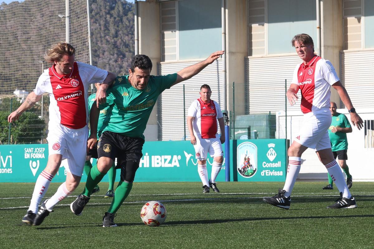 Partido de veteranos entre la Penya Sant Jordi y el Ajax de Amsterdam en el campo Kiko Serra de Eivissa.