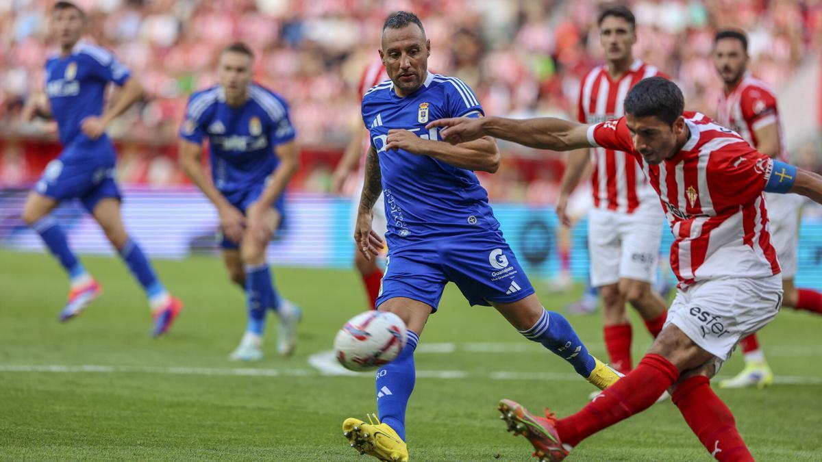 Cote golpea el balón ante Cazorla.