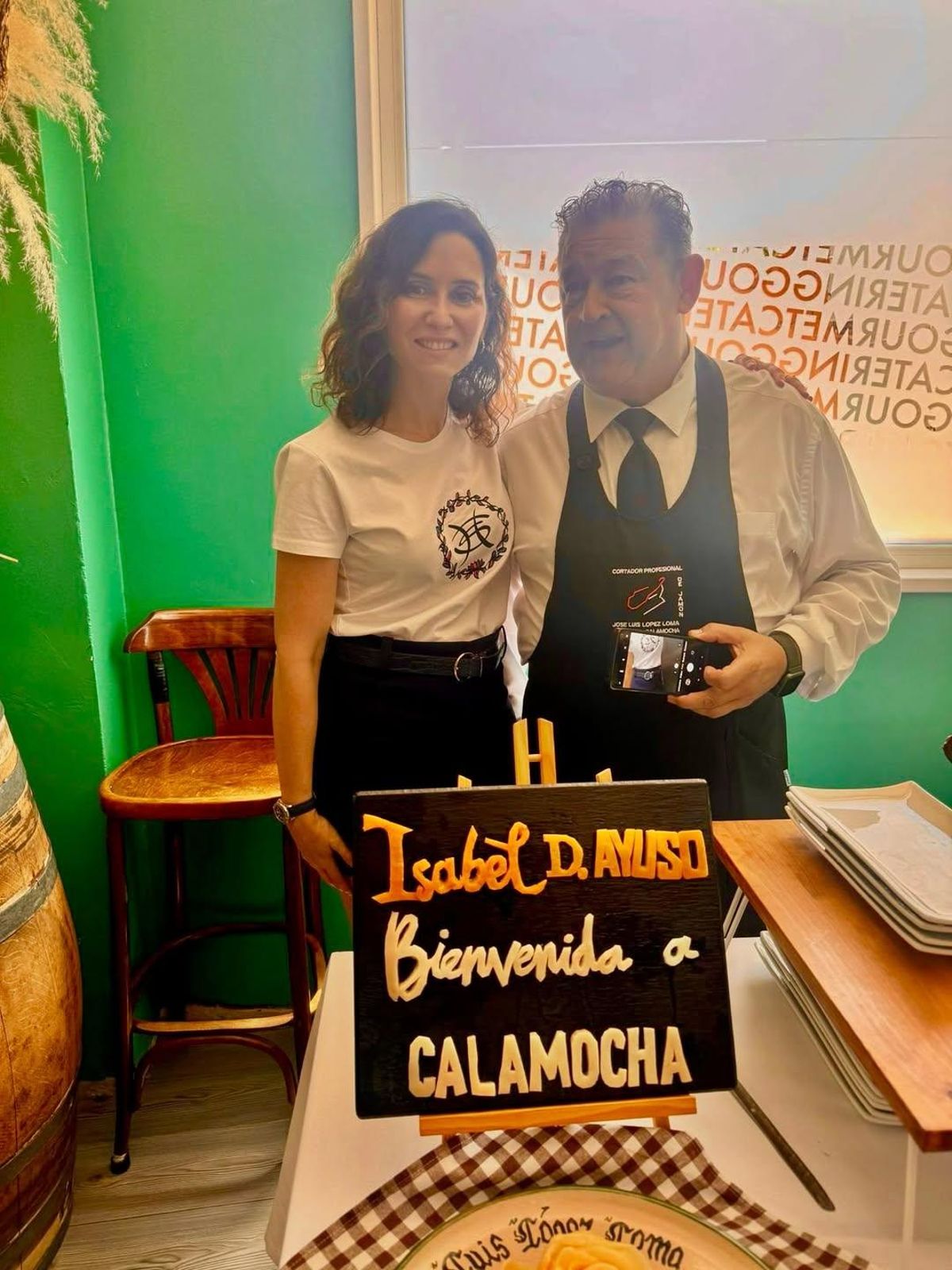 Ayuso con el cortador profesional de jamón