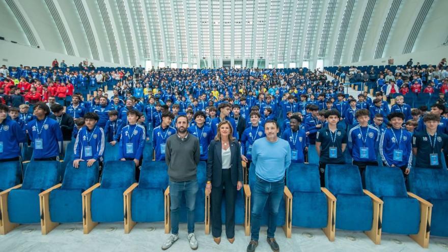 Por la izquierda, Daniel Castelao, Conchita Méndez y Chus Hevia posan junto a cientos de jugadores en el Calatrava. | OVIEDO CUP