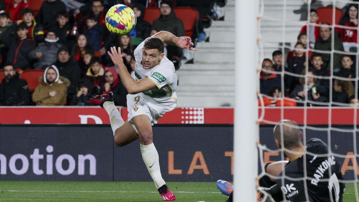 Lucas Boyé intenta un disparo a portería, durante el partido en Son Moix contra el Mallorca