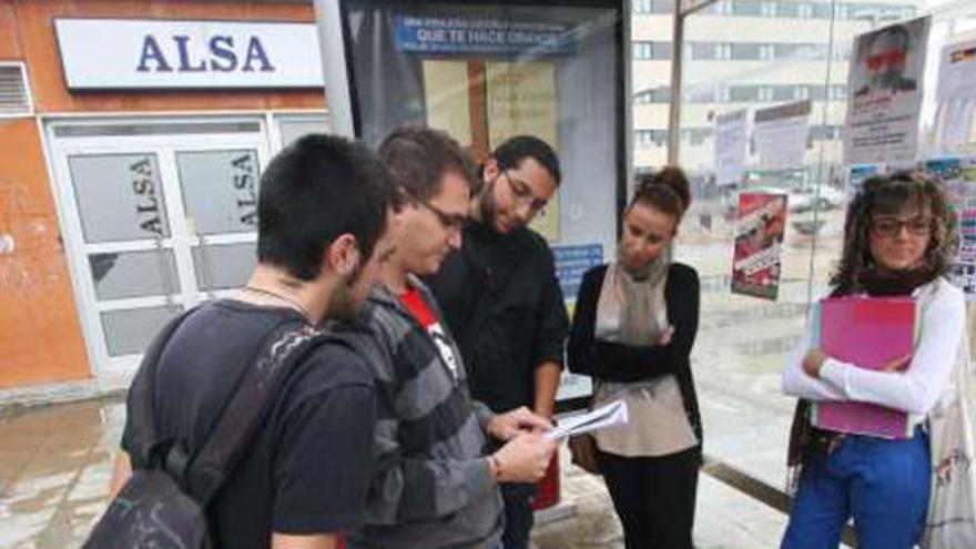 Estudiantes, ayer, en la parada de bus de la Ficia