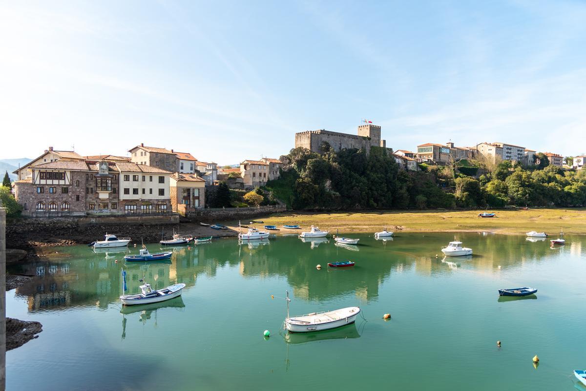 Bahía de la villa turística de San Vicente de la Barquera en Cantabri
