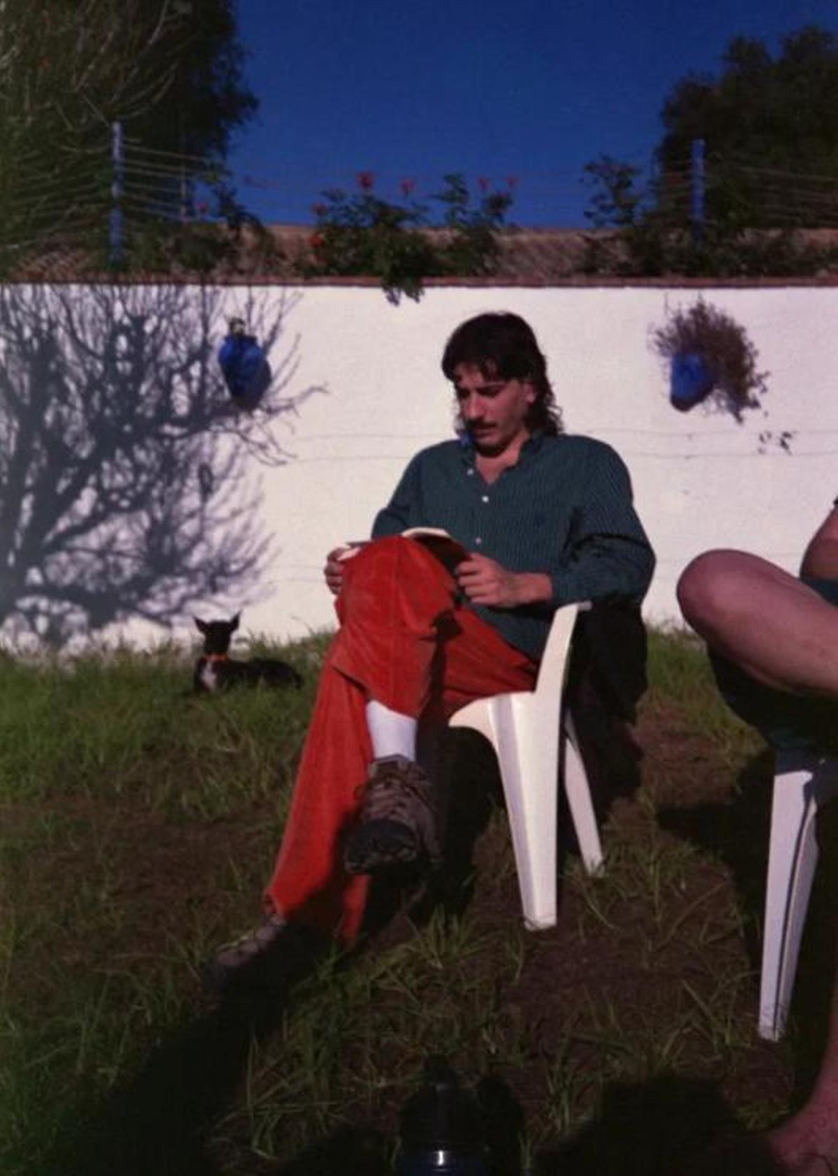Imagen cedida por Héctor Bellerín en la que se encuentra leyendo un libro.