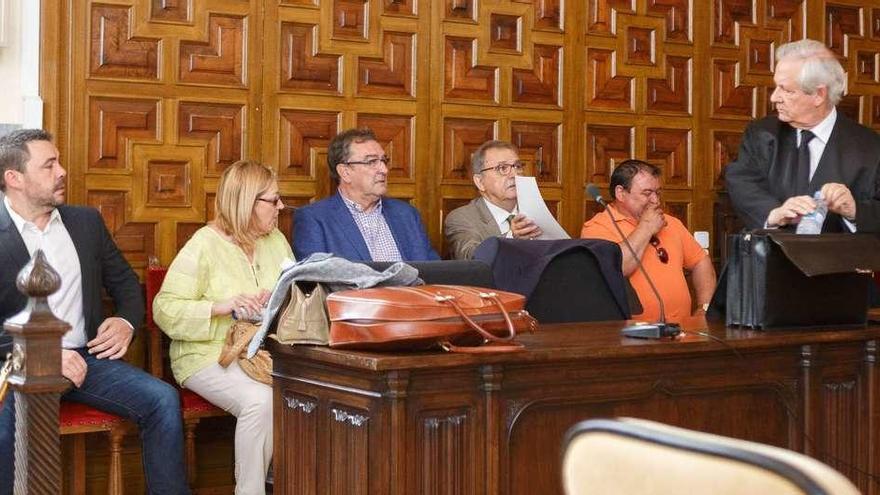 Los acusados, Javier Bahamonde (izquierda), Blanca Blanco, Antonio De la Fuente, José Bahamonde y Vicente Fernández, con su letrado.