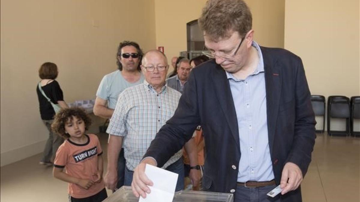 El alcalde de Tortosa, Ferran Bel, vota en la consulta sobre el monumento franquista del Ebre.