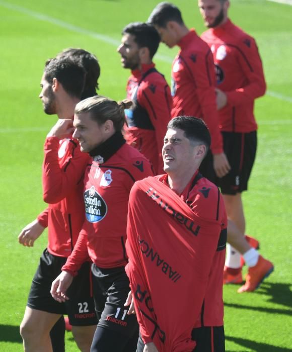 Carlos Fernández comienza a realizar algunas tareas con el grupo aunque su presencia en la convocatoria para el partido contra el Almería parece poco probable.