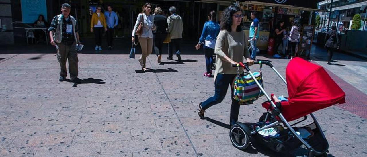 Aspecto que presenta una de las aceras de Maisonnave, a la entrada de un centro comercial de la ciudad, con el pavimento repleto de chicles