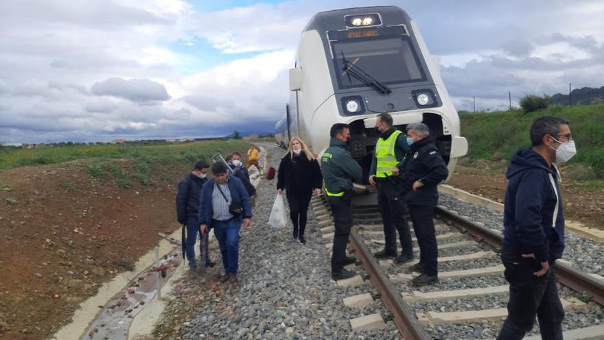 Agentes de la Guardia Civil y la Policía Local, en la evacuación de los pasajeros que iban en el tren.