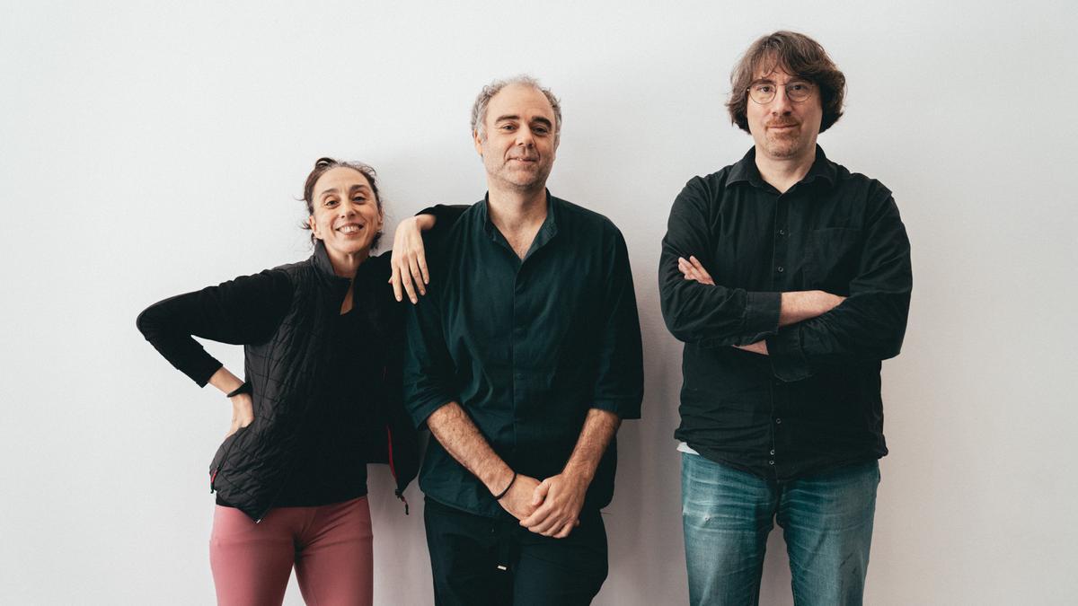 La bailarina Muriel Romero, a la izquierda, junto a Pablo Palacio y Daniel Bisig, miembros del Instituto Stocos, en La Casa Encendida, donde presentaron su proyecto 'Re-Embodied Machine'.