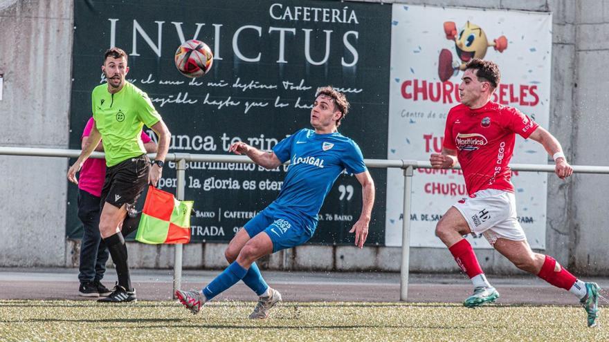 Iván y Óscar, en una acción del partido disputado en la tarde de ayer. |  // JESÚS FIGUEROA