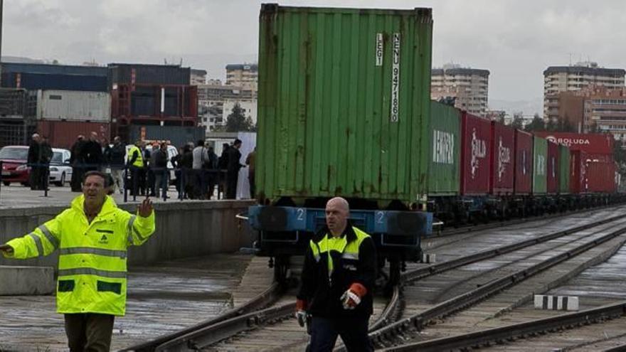 Terminal ferroviaria en el Puerto de Alicante para ancho ibérico, reabierta en noviembre de 2015 pero sin conexión con el Corredor Mediterráneo.