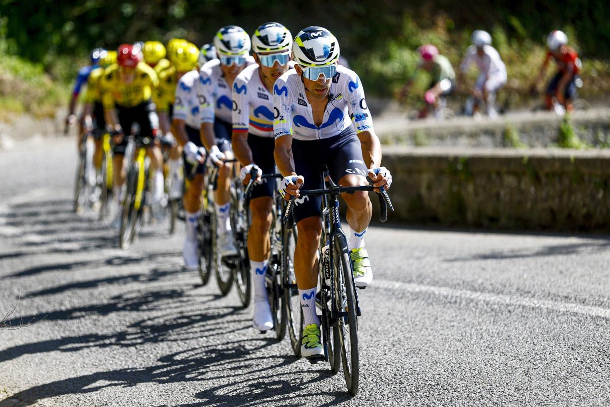 El Movistar tira del pelotón con el portugués Nélson Oliveira, al frente.