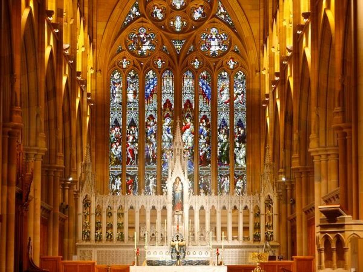 En el interior de Santa María hay cerca de 40 vidrieras que representan varios temas religiosos