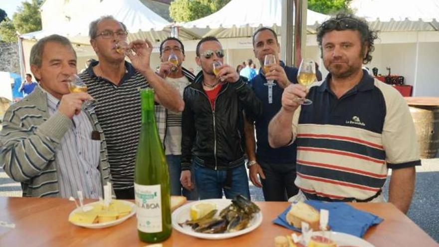 Un grupo de vecinos prueba el vino de uno de los puestos.  // Gustavo Santos