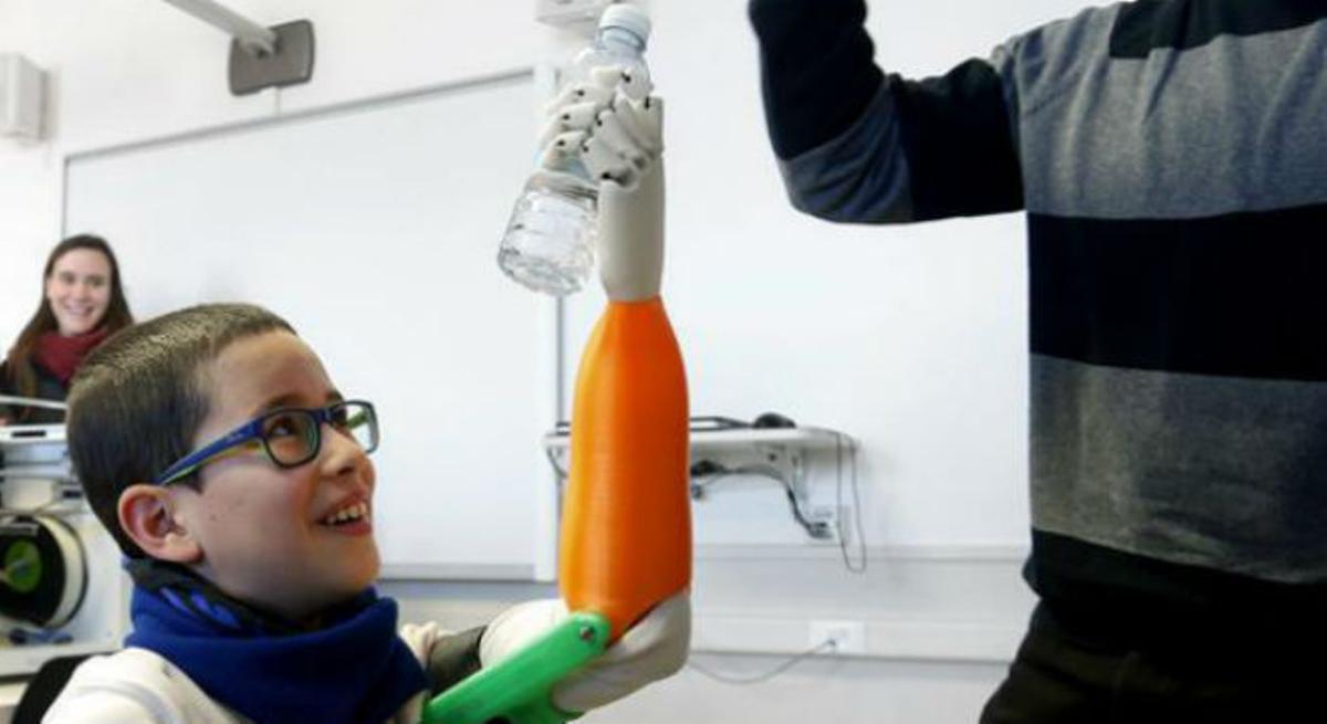 Unai Blanco Martínez cogiendo una botella de agua con su nueva prótesis biónica.