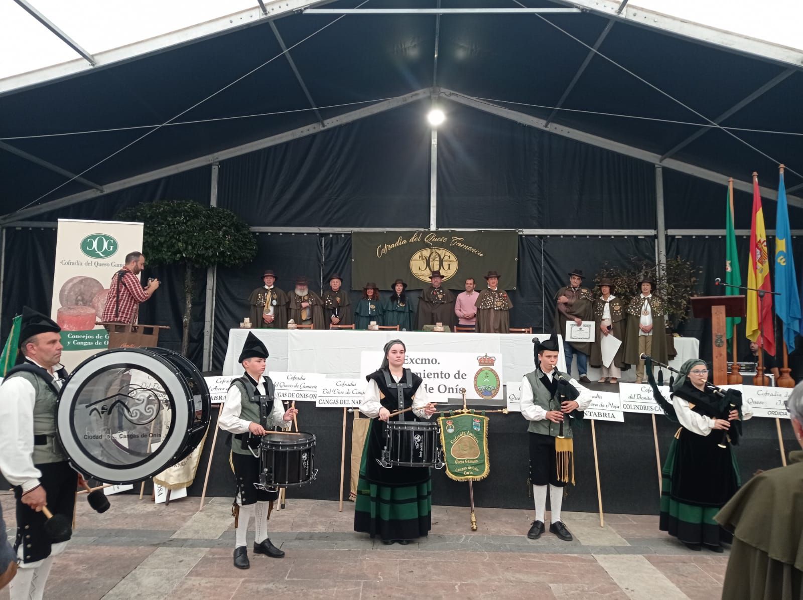 El  VII Capítulo de la Cofradía del Queso Gamonéu convierte Cangas de Onís en una fiesta: