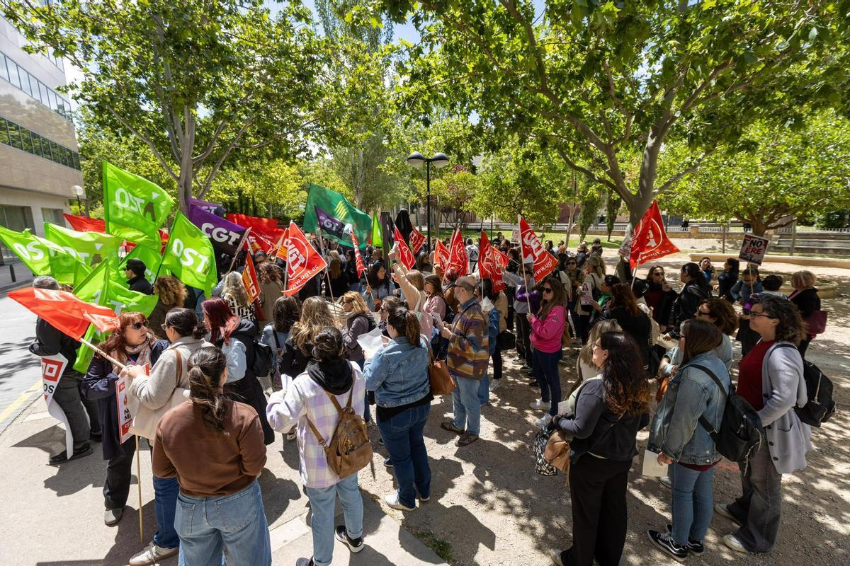 La plantilla de Majorel defiende sus puestos de trabajo en Zaragoza, en imágenes