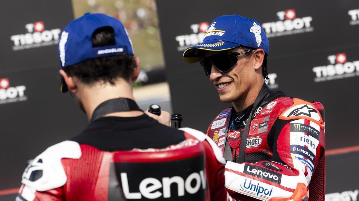 Marc Márquez (Ducati) felicita a su compañero 'Pecco' Bagnaia por su victoria de hoy en Brno.