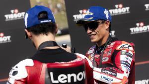 Marc Márquez (Ducati) felicita a su compañero Pecco Bagnaia por su victoria de hoy en Brno.