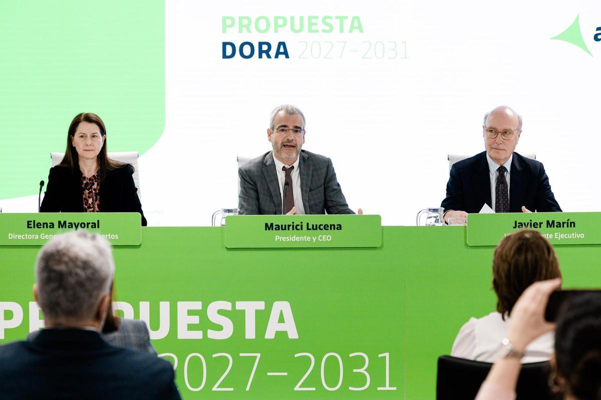 Elena Mayoral, directora general de Aeropuertos; Maurici Lucena, presidente de Aena, y Javier Marín, vicepresidente ejecutivo.