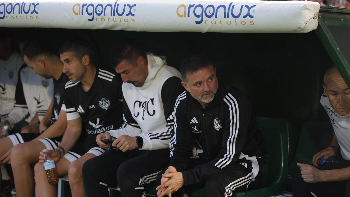 Julio Cobos, el viernes en el banquillo del Cacereño en el Príncipe Felipe antes del partido ante el Guadalajara.