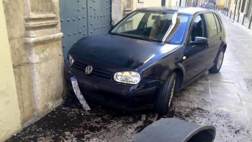 Un coche se estampa a las puertas de la Casa de Cultura de Xàtiva