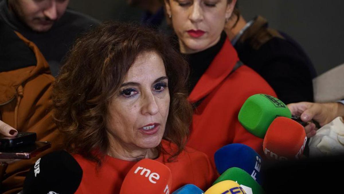 La secretaria general del PSOE-A, María Jesús Montero atiende a los medios de comunicación en Málaga.