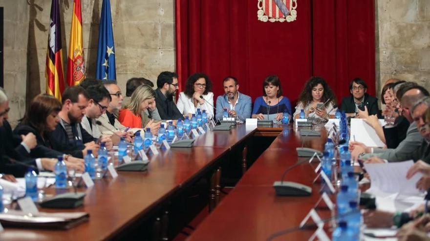 Mesa con los participantes en la reunión sobre el futuro Régimen Especial Balear.