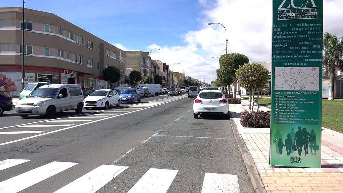 Imagen de la Avenida Carlos V de Carrizal con zonas azules para el aparcamiento limitado.