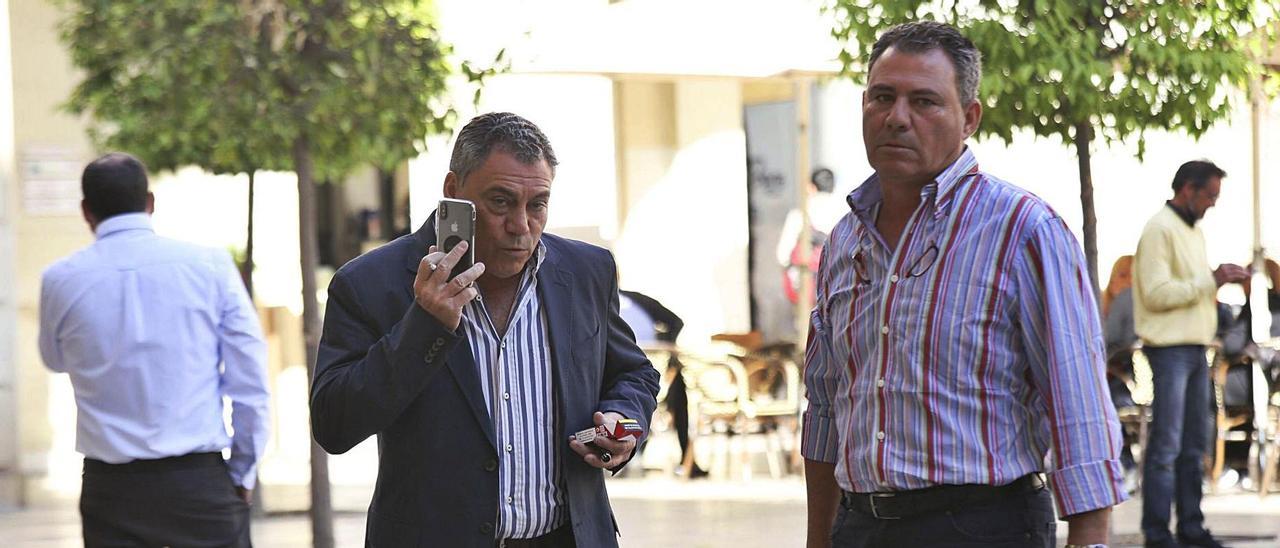 Rafael Gregory (a la derecha) y su hermano José Vicente frente a la Audiencia en uno de los juicios por la estafa de Autisa. |