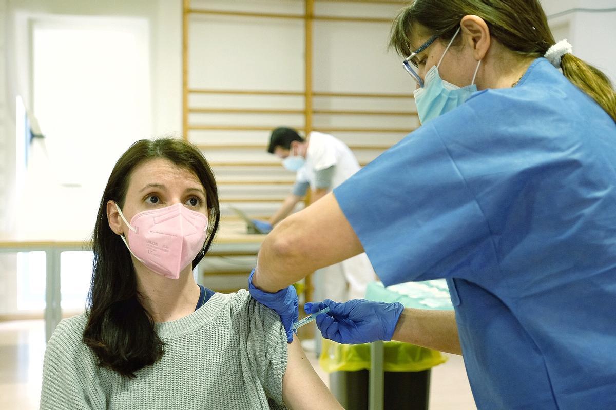 Sanitat avisa el Govern que s’ha de vacunar els sanitaris abans que altres professionals