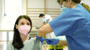 Sanitat avisa el Govern que s’ha de vacunar els sanitaris abans que altres professionals