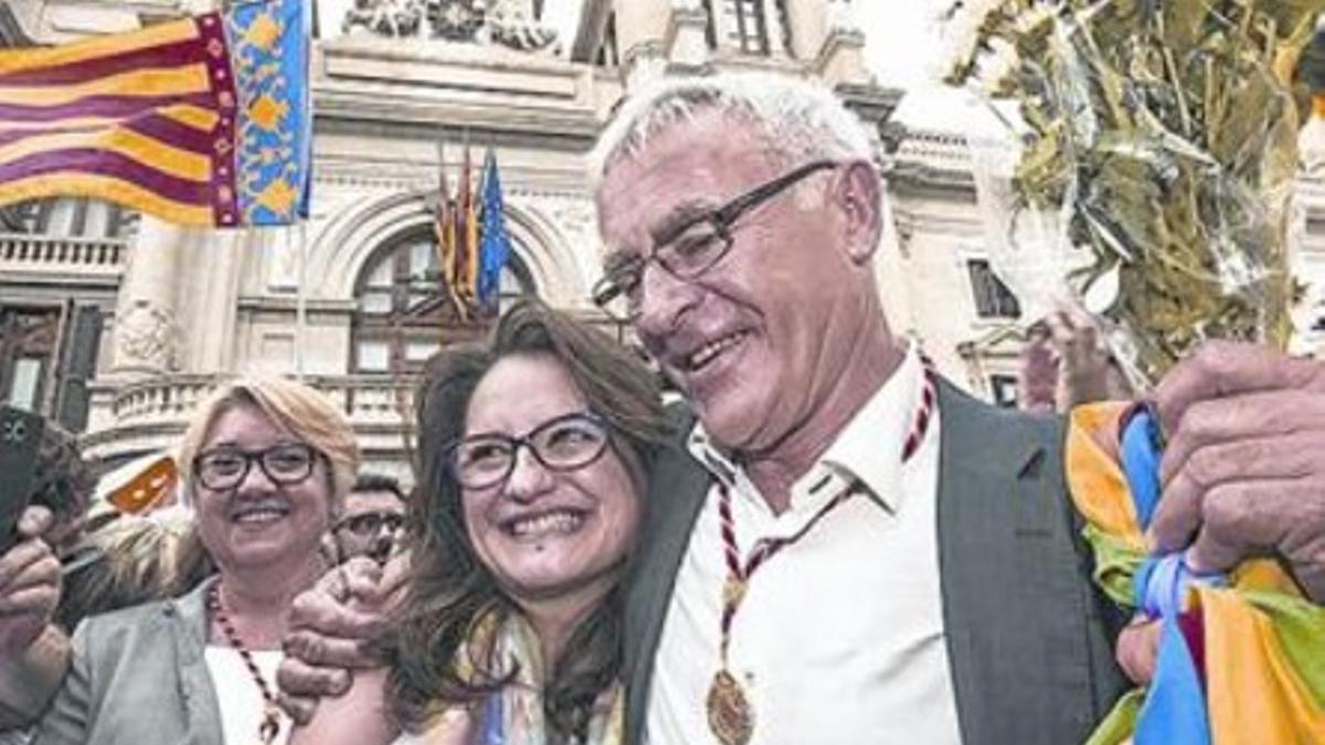 Mónica Oltra y Joan Ribó, frente al Ayuntamiento de Valencia.