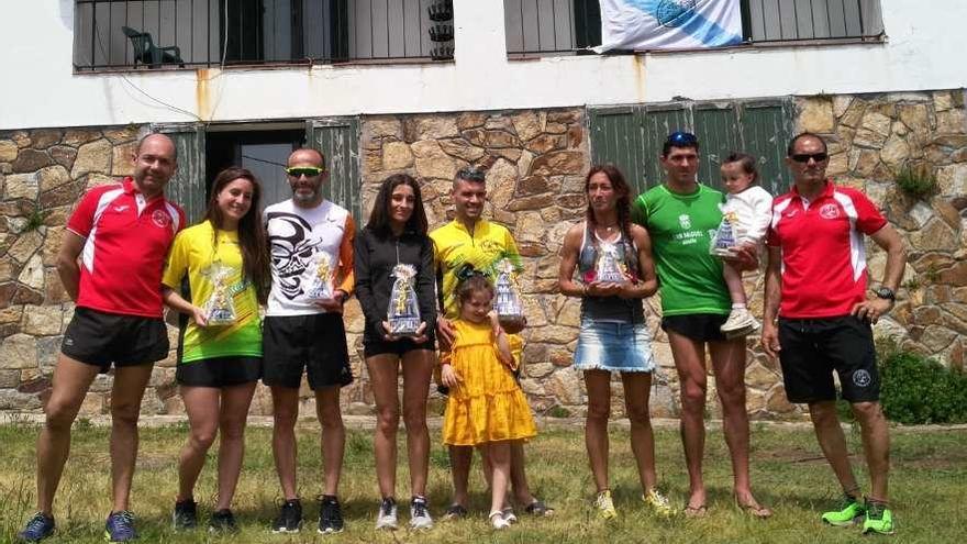 Los ganadores de la última edición de la carrera junto a miembros del Corredoiras. //