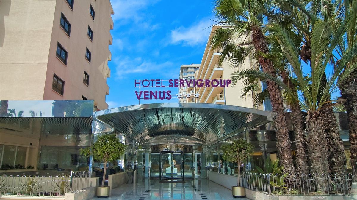 Entrada del hotel Venus, que vuelve mañana a abrir sus puertas