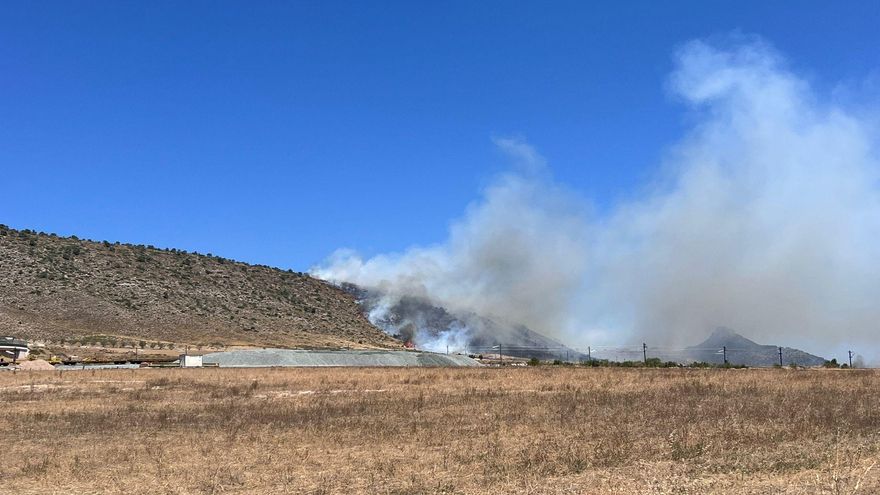 Un incendio forestal en Villena moviliza cinco medios aéreos