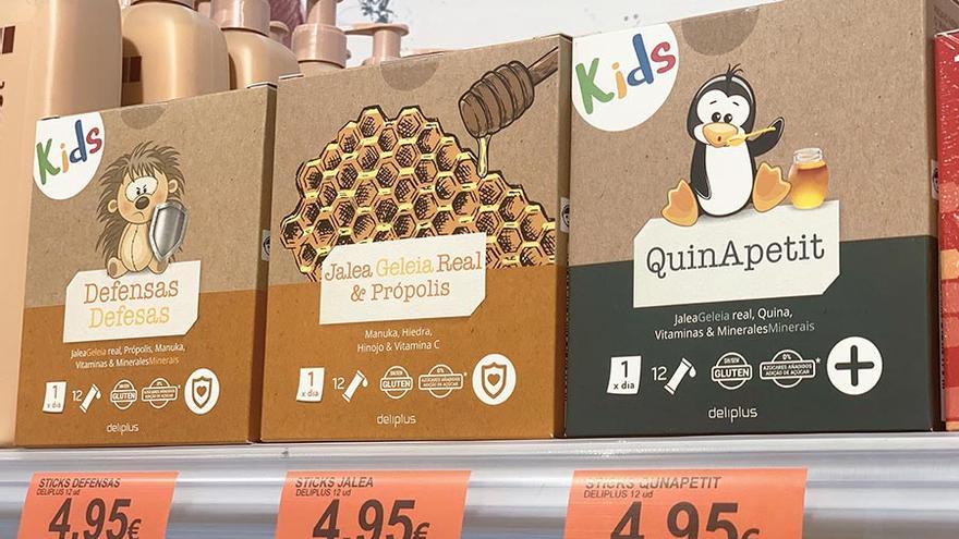 &quot;Defensas&quot;, &quot;Jalea Real &amp; Própolis&quot; y &quot;QuinApetit&quot;, en un lineal de Mercadona.